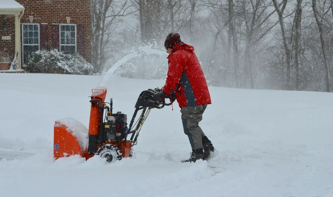 снегоуборщик забился снегом во время работы